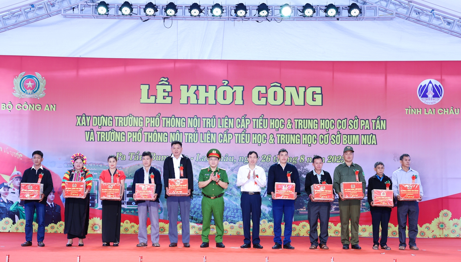Thượng tướng Nguyễn Văn Long và đồng chí Lê Văn Lương Chủ tịch UBND tỉnh Lai Châu trao quà của Bộ trưởng Bộ Công an cho 10 già làng, trưởng bản, người có uy tín 2 xã Pa Tần và Bum Nưa