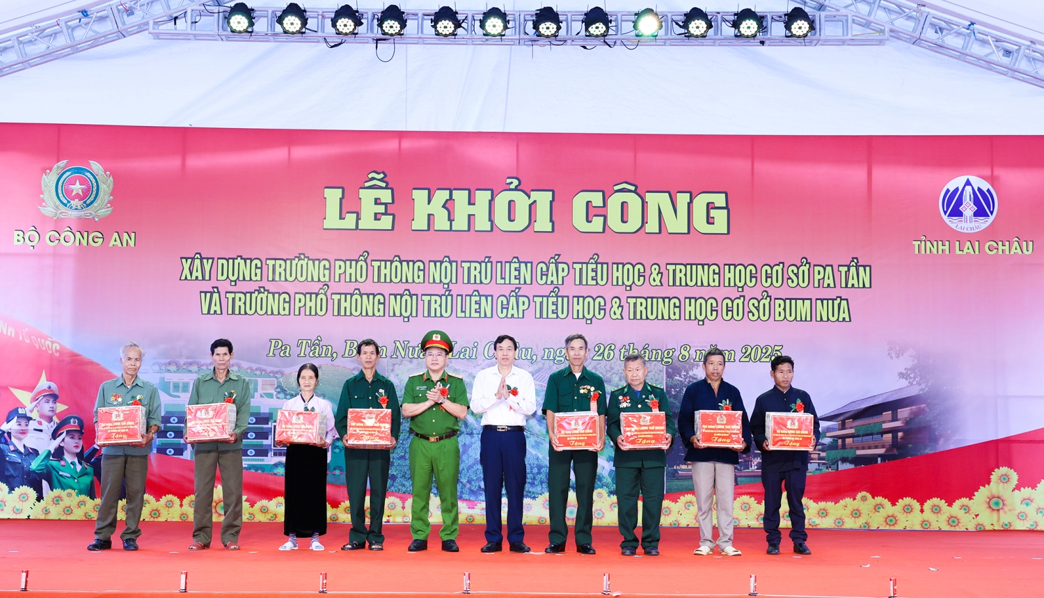Thượng tướng Nguyễn Văn Long và đồng chí Lê Văn Lương Chủ tịch UBND tỉnh Lai Châu trao quà của Bộ trưởng Lương Tam Quang cho các hộ gia đình chính sách, già làng, trưởng bản trên địa bàn