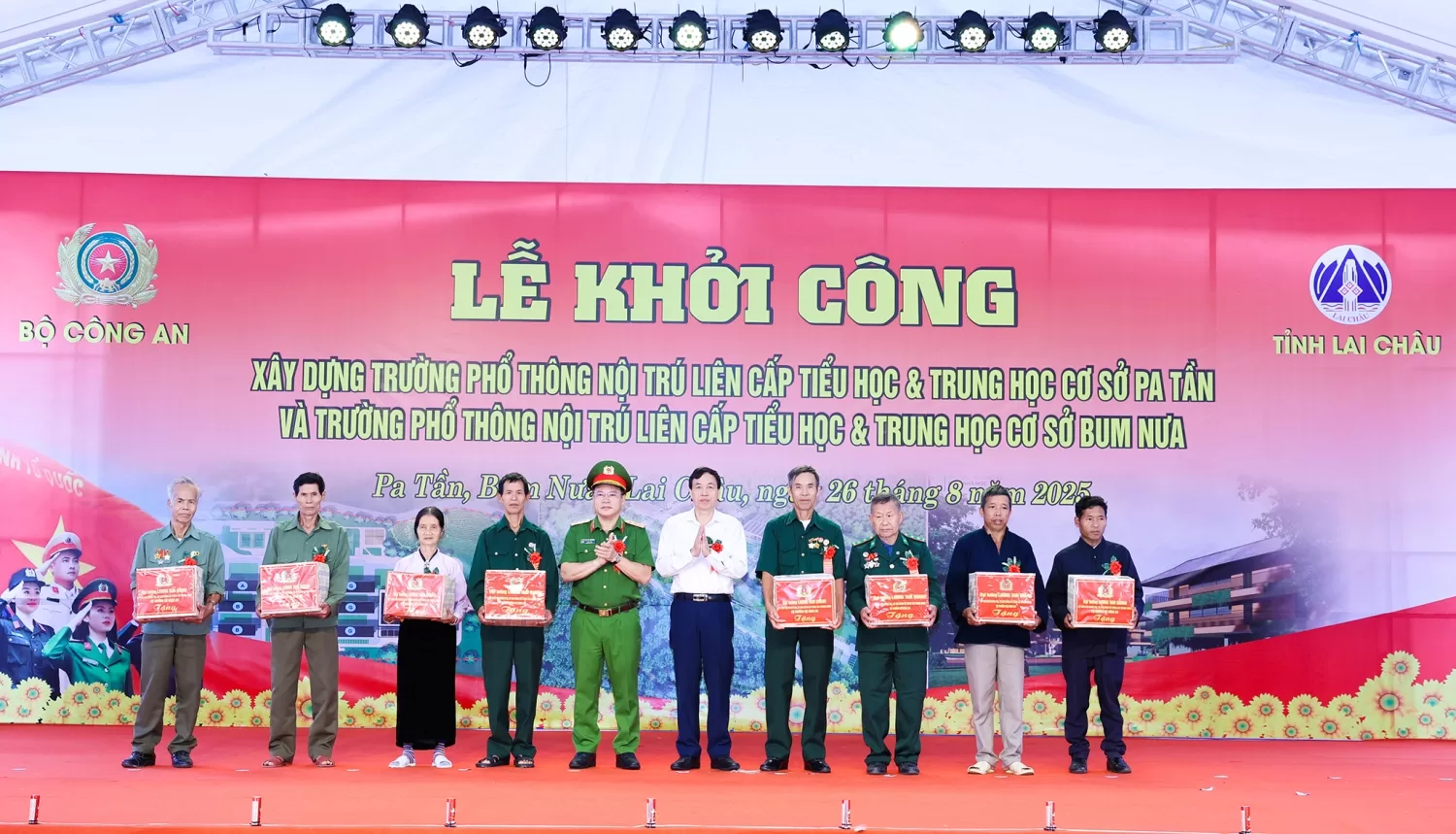 Thượng tướng Nguyễn Văn Long và đồng chí Lê Văn Lương Chủ tịch UBND tỉnh Lai Châu trao quà của Bộ trưởng Lương Tam Quang cho các hộ gia đình chính sách, già làng, trưởng bản trên địa bàn
