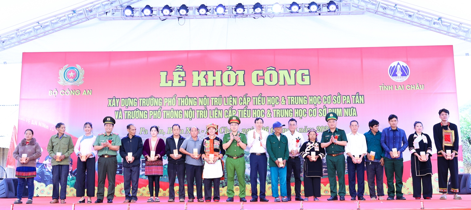 Trao điện thoại thông minh cho bà con nhân dân các xã biên giới phục vụ Chương trình chuyển đổi số và Đề án 06