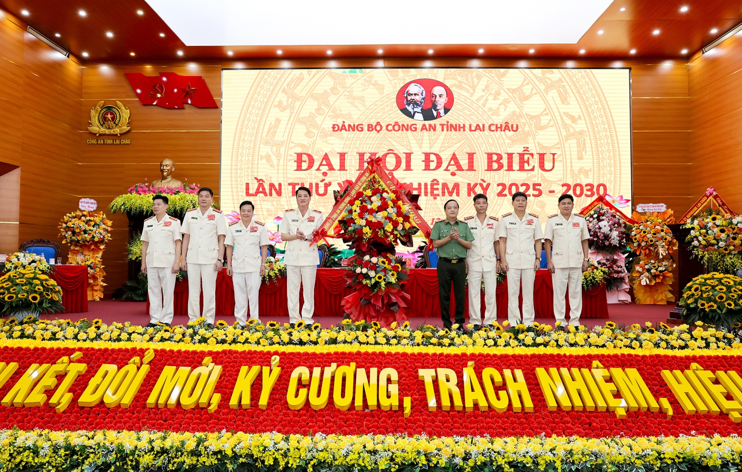 Trung tướng Đặng Hồng Đức, Uỷ viên BTV Đảng uỷ CA TW, Thứ trưởng Bộ Công an tặng hoa chúc mừng Đại hội