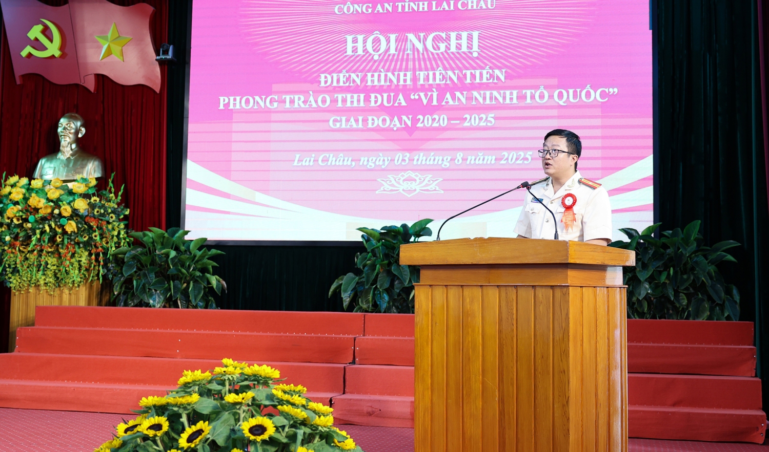 Đại diện các tập thể, cá nhân điển hình tiên tiến tham luận tại Hội nghị