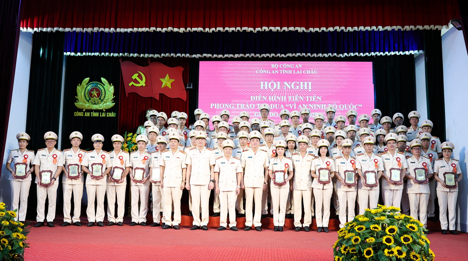 Ban Giám đốc Công an tỉnh chụp ảnh lưu niệm với 80 tập thể, cá nhân điển hình tiên tiến trong lực lượng Công an Lai Châu giai đoạn 2020-2025