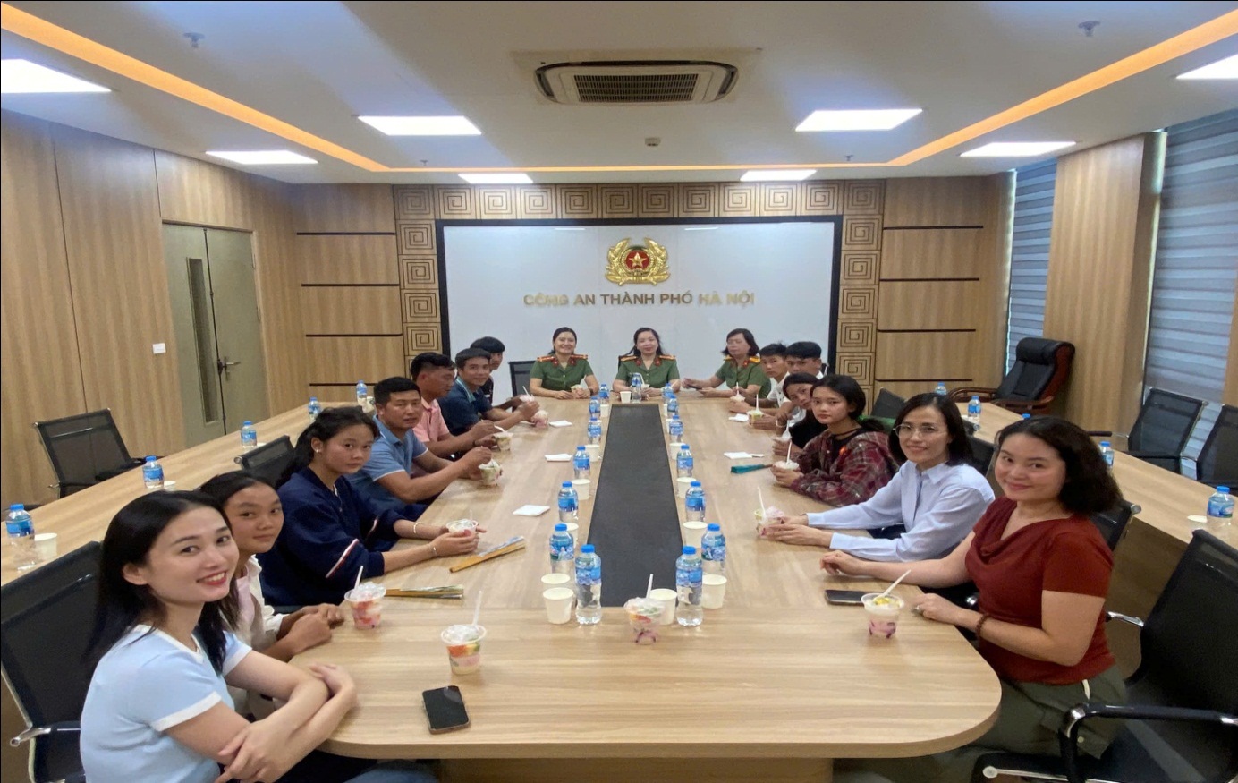 Hình ảnh Công an thành phố Hà Nội gặp gỡ, động viên các “em nuôi” nhân dịp thăm quan  thủ đô Hà Nội nhân dịp lễ Quốc Khánh