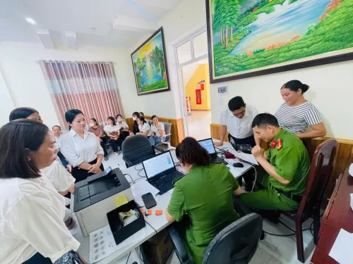 Công an xã Than Uyên tận tâm triển khai cao điểm cấp, đổi thẻ đảng viên trên nền tảng CSDLQG về dân cư