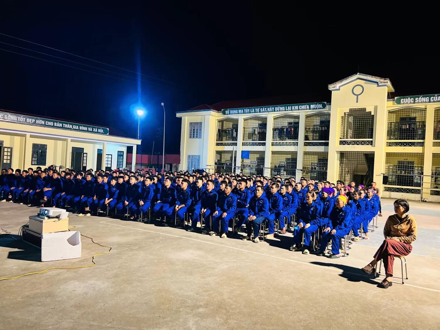 Hình ảnh: buổi chiếu phim tuyên truyền tại Cơ sở cai nghiện ma túy tỉnh Lai Châu