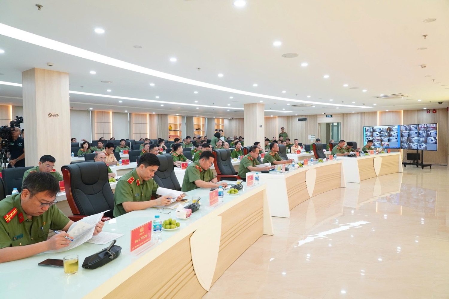 Các đại biểu dự buổi làm việc.