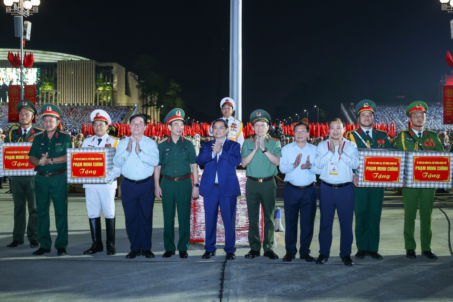 Thủ tướng Phạm Minh Chính cùng các đồng chí lãnh đạo tặng quà, động viên các lực lượng tham gia sơ duyệt