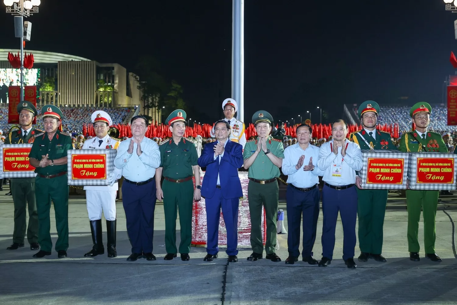 Thủ tướng Phạm Minh Chính cùng các đồng chí lãnh đạo tặng quà, động viên các lực lượng tham gia sơ duyệt