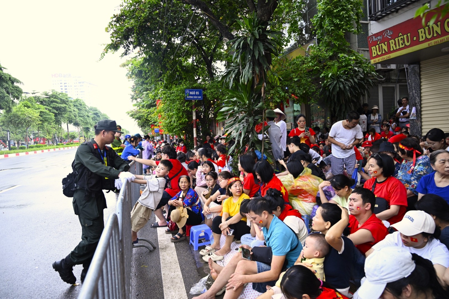 Đông đảo người dân từ nhiều tỉnh thành đã về với Thủ đô Hà Nội hòa mình với niềm vui chung của đất nước.