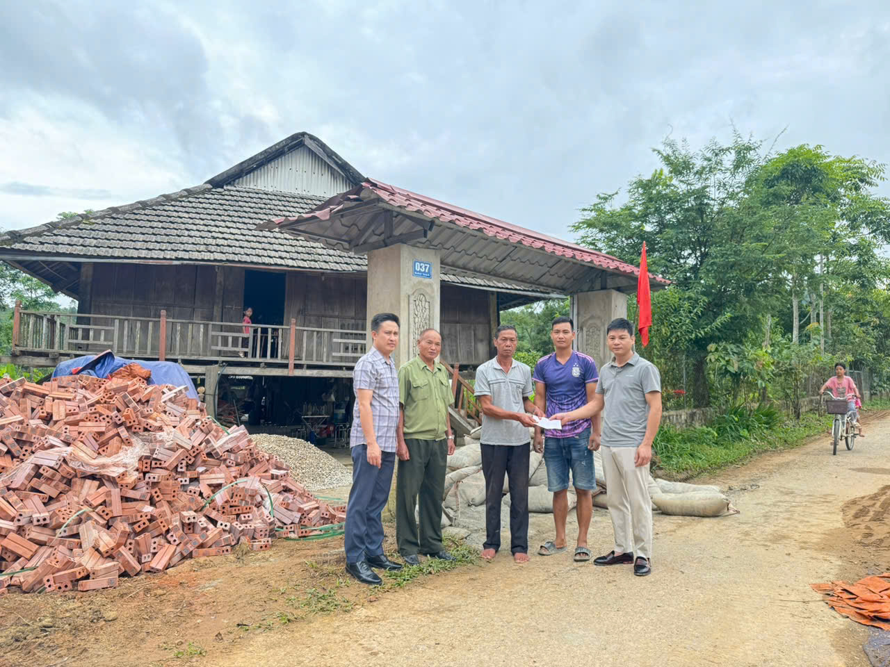 thieu ta nguyen thanh long truong cong an xa cung ban chi huy cong an xa va chi hoi cuu cong an huu tri xa than uyen tang qua gia dinh ong tong van mai 1