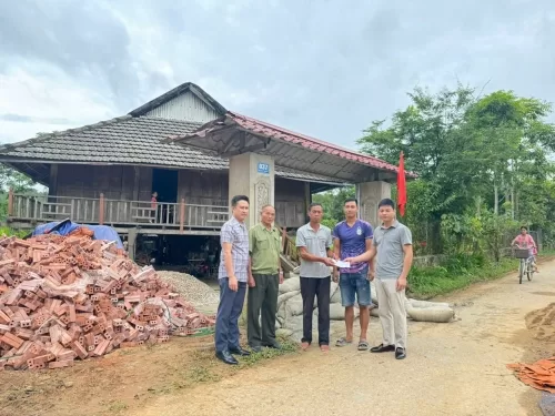 thieu ta nguyen thanh long truong cong an xa cung ban chi huy cong an xa va chi hoi cuu cong an huu tri xa than uyen tang qua gia dinh ong tong van mai 1