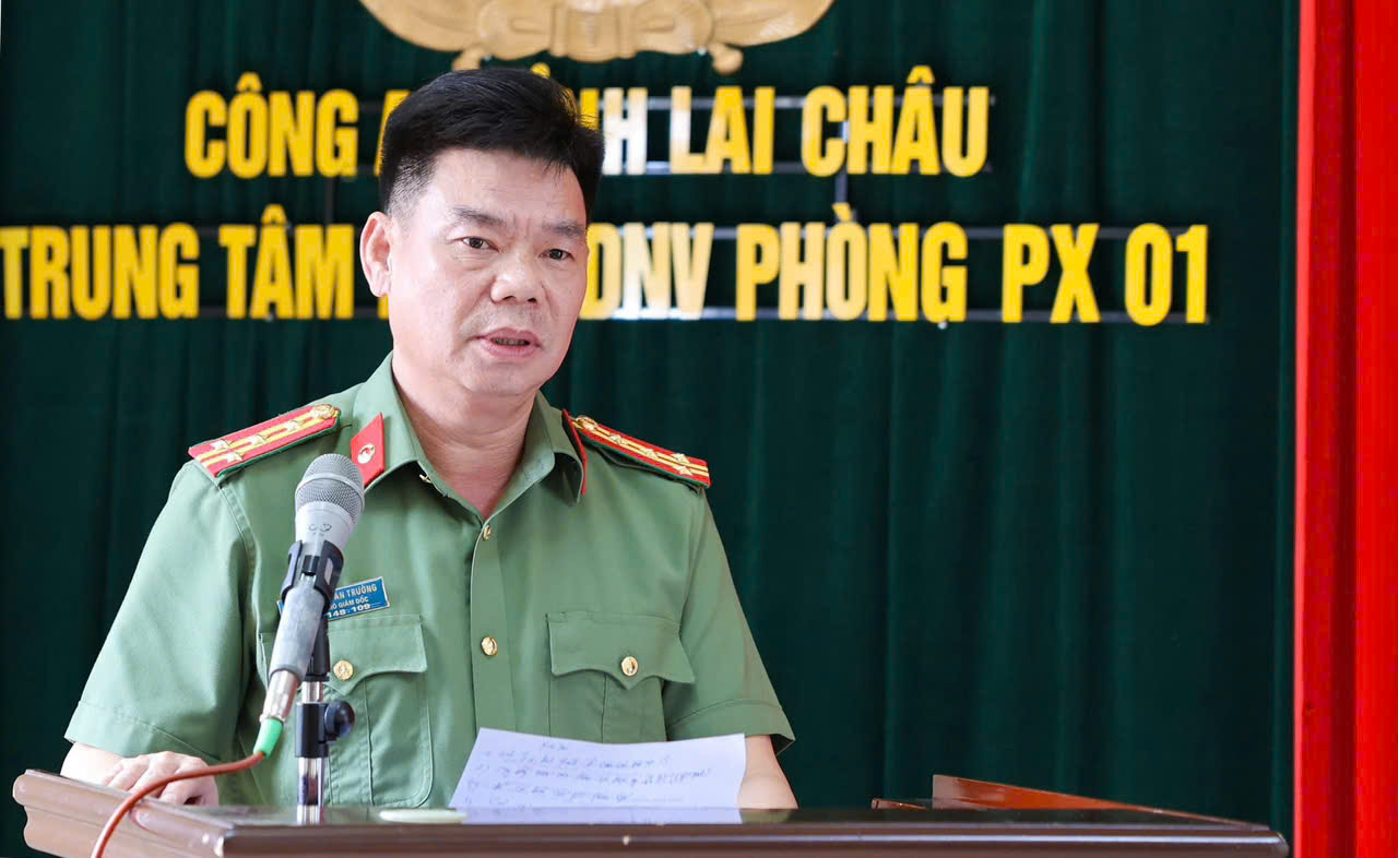 Đại tá Tao Văn Trường - Phó giám đốc Công an tỉnh phát biểu chỉ đạo tại Lễ bế giảng