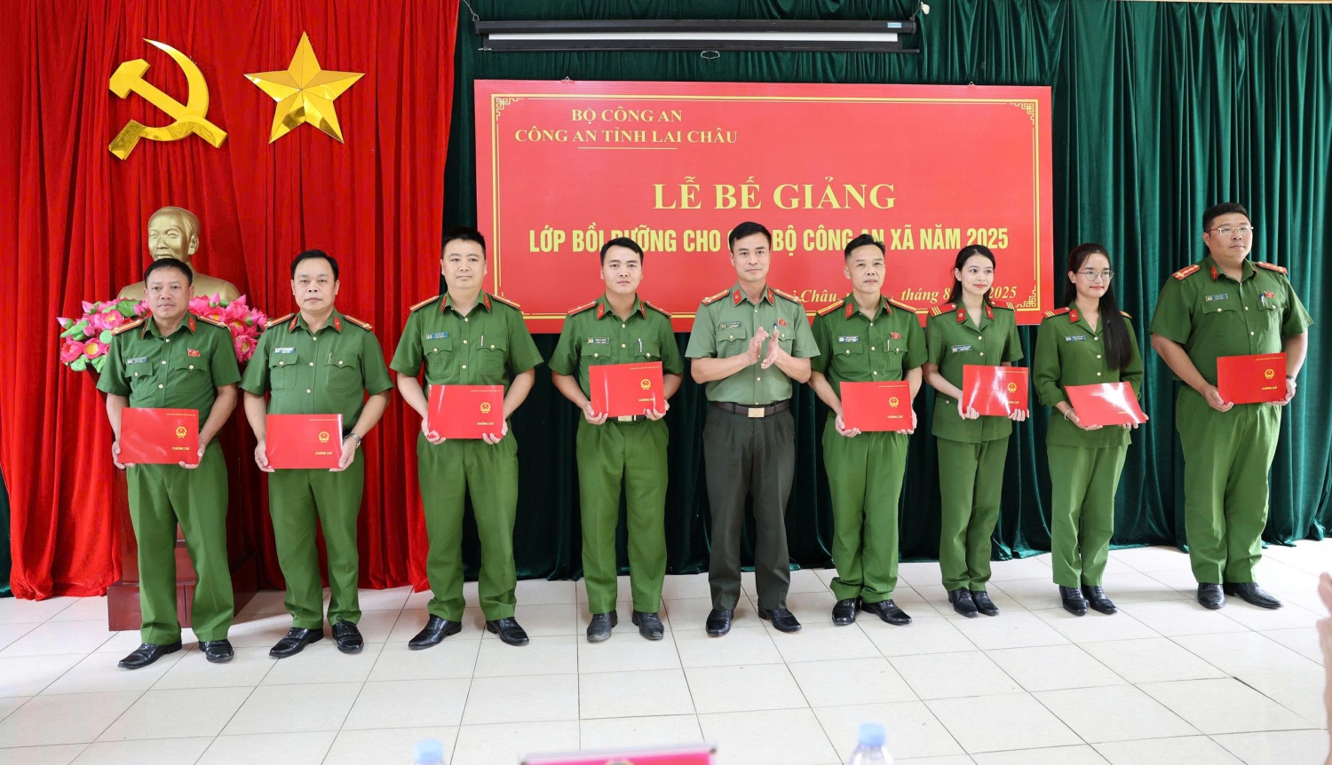 Thừa ủy quyền Ban Giám đốc Công an tỉnh, Thượng tá Nguyễn Thanh Tĩnh - Phó Trưởng phòng Tổ chức Cán bộ trao Chứng chỉ loại giỏi cho các học viên