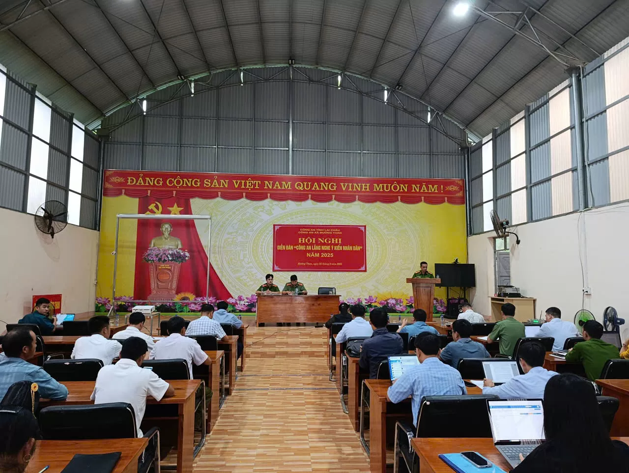 Lãnh đạo Công an xã trả lời các ý kiến của nhân dân