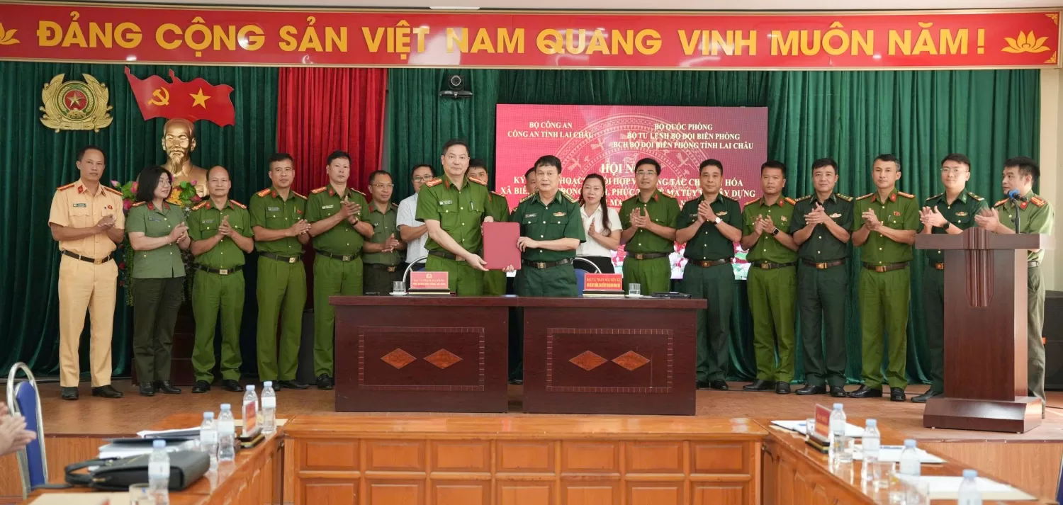 Lãnh đạo Công an tỉnh và Ban Chỉ huy Bộ đội Biên phòng tỉnh đã thực hiện Ký kết Kế hoạch phối hợp dưới sự chứng kiến của các đại biểu tham dự Hội nghị
