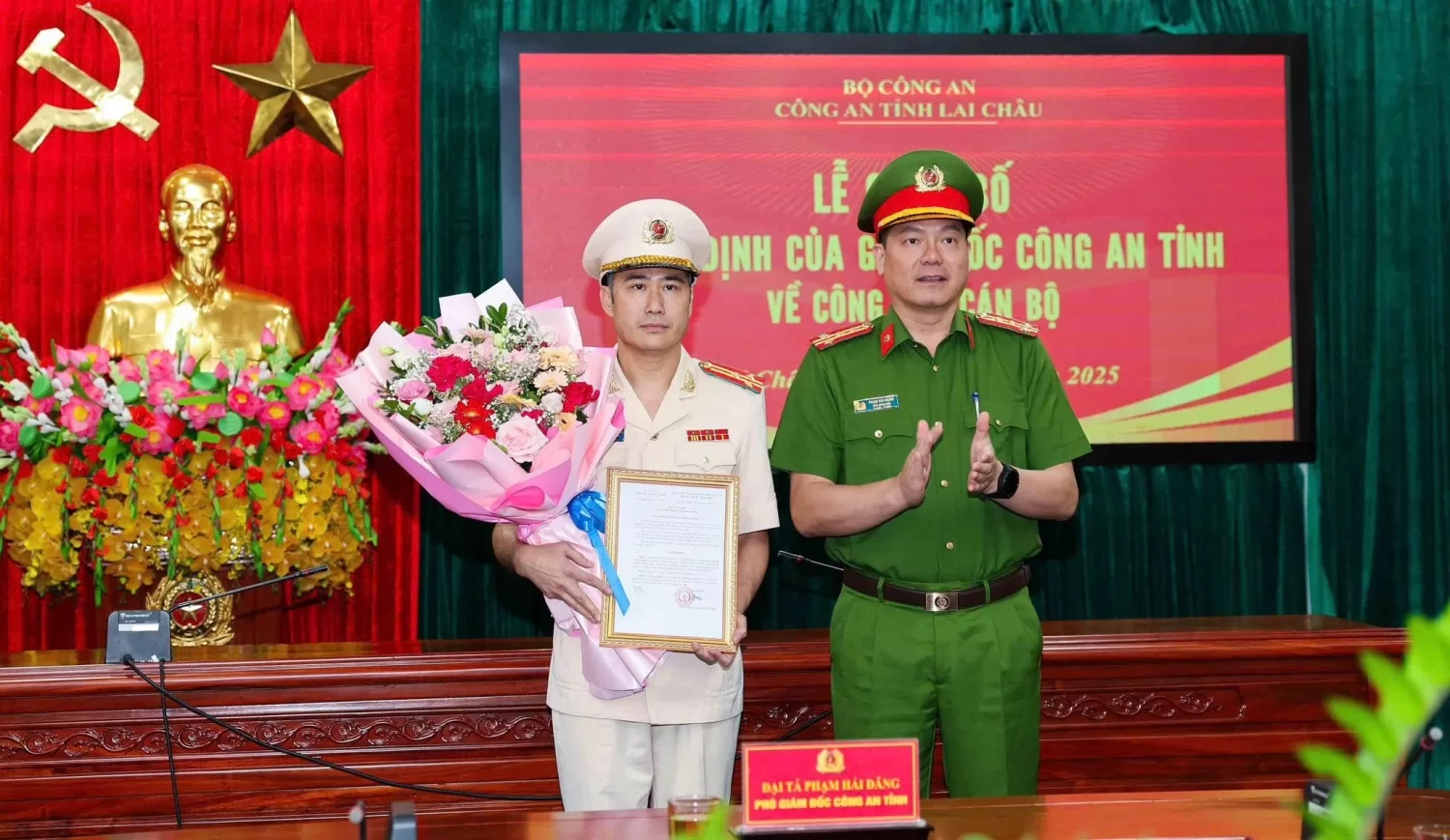 Đại tá Phạm Hải Đăng - Phó Giám đốc Công an tỉnh trao quyết định bổ nhiệm Trưởng phòng Kỹ Thuật hình sự