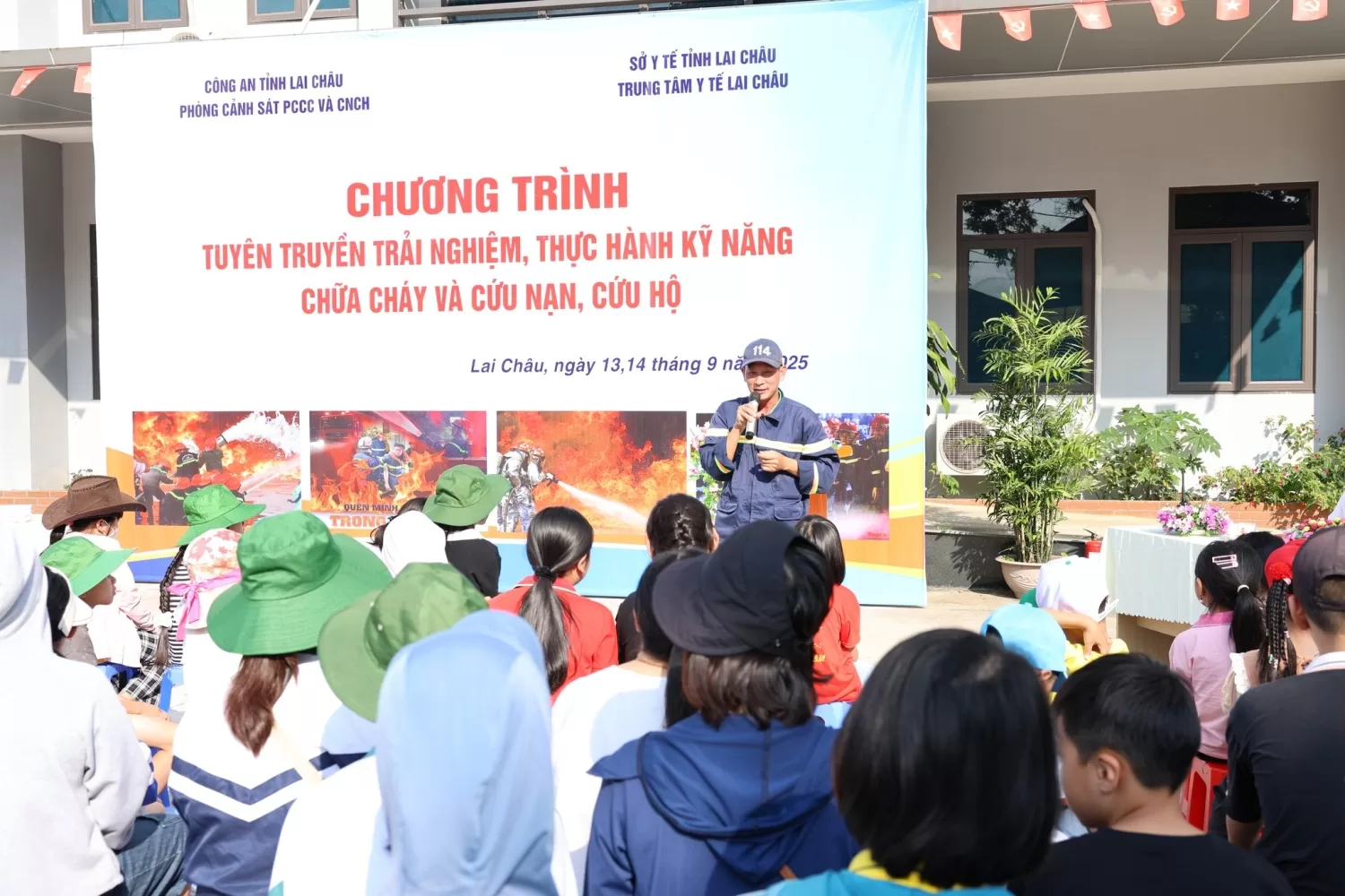 Chuyên viên, Phòng Cảnh sát PCCC và CNCH tuyên truyền kỹ năng PCCC và CNCH
