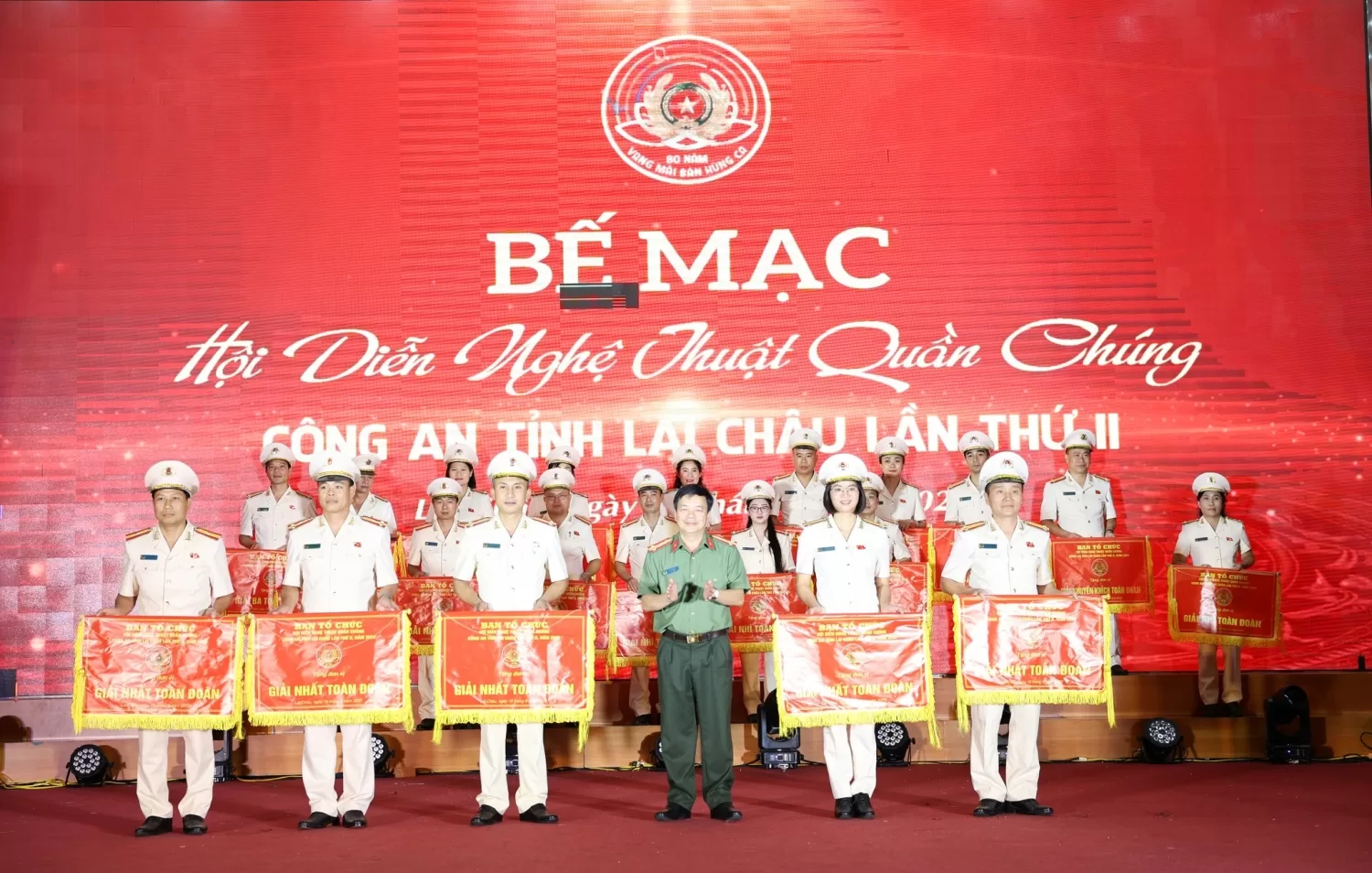Đại tá Sùng A Súa - Phó Giám đốc Công an tỉnh, Trưởng Ban Tổ chức Hội diễn trao giải nhất toàn đoàn cho các đoàn nghệ thuật