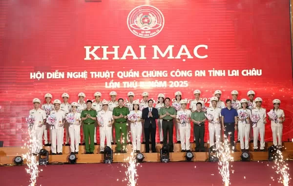 Thiếu tướng Nguyễn Viết Giang - Giám đốc Công an tỉnh, đồng chí Nguyễn Đình Toán – Phó Trưởng Ban Tuyên giáo và dân vận Tỉnh ủy, các đồng chí Trong Ban Giám đốc Công an tỉnh tặng hoa cho các đoàn nghệ thuật quần chúng