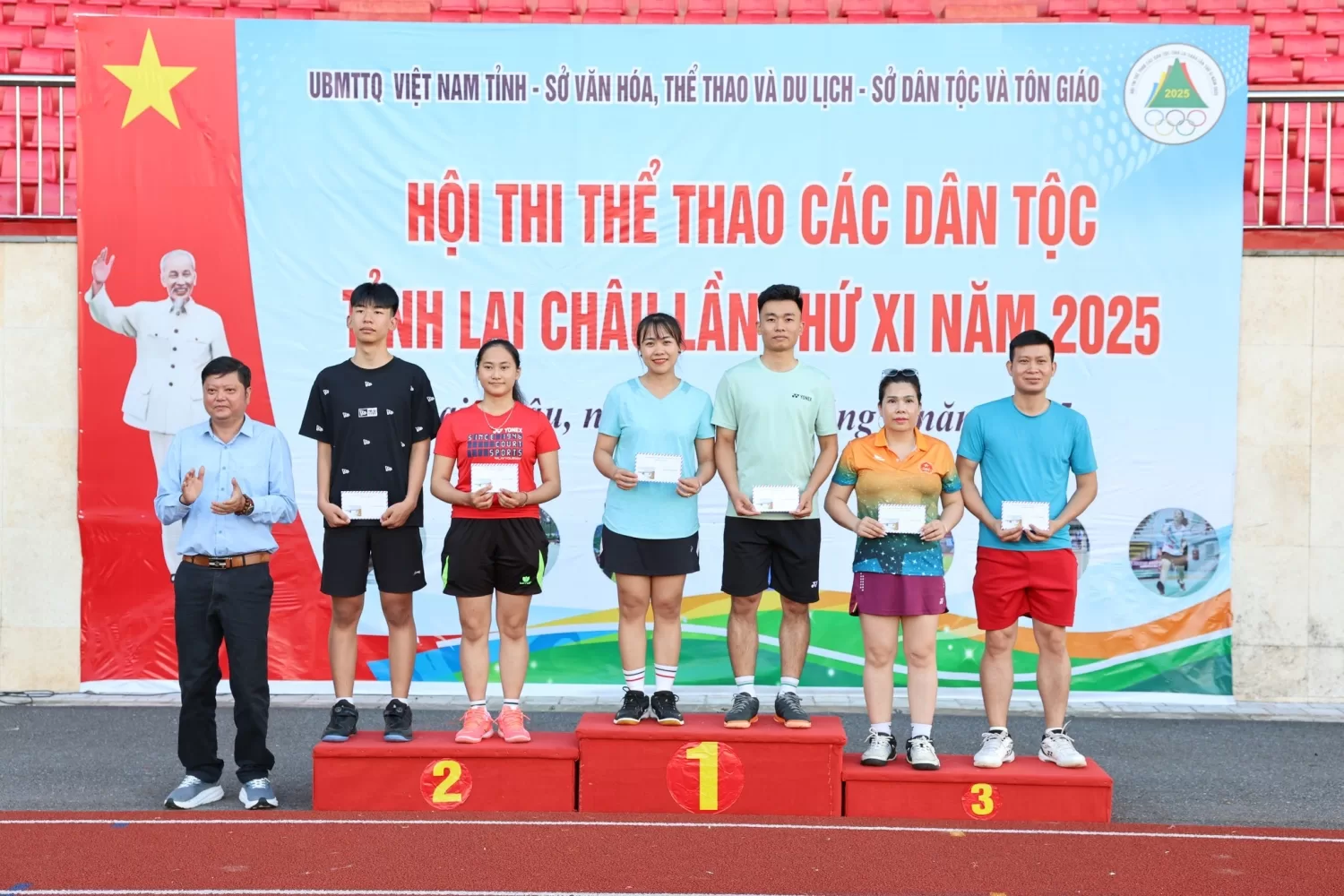 Ban tổ chức trao giải cho đoàn vận động viên Công an tỉnh