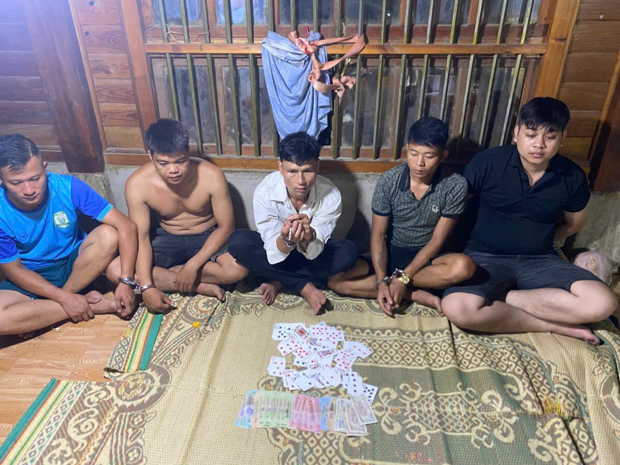 Bắt quả tang 05 đối tượng đánh bạc tại xã Mường Kim