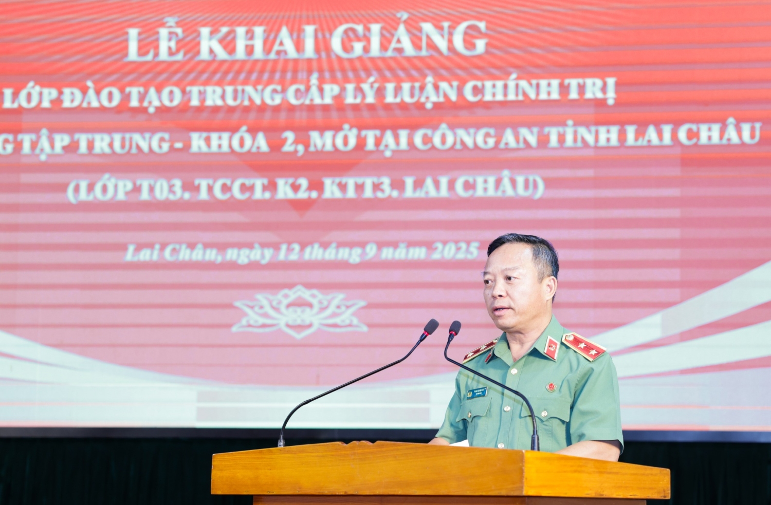 Trung tướng, Phó Giáo sư, Tiến sĩ, Nhà giáo ưu tú Phan Xuân Tuy - Bí thư Đảng uỷ, Giám đốc Học viện Chính trị Công an nhân dân phát biểu tại lễ khai giảng.