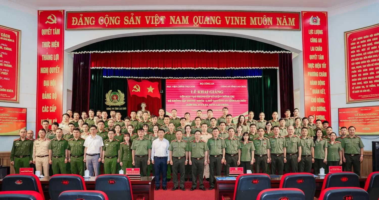 Các đại biểu, giảng viên và học viên chụp ảnh lưu niệm tại buổi lễ.