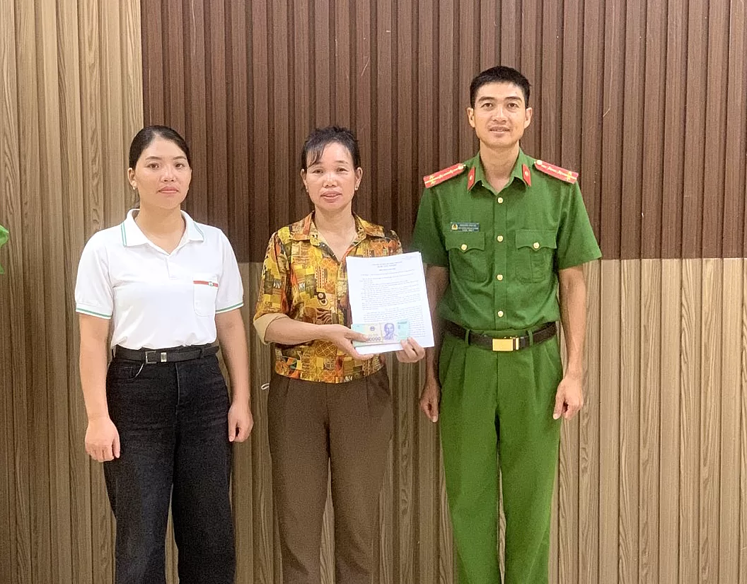 Công an xã Tân Uyên đã mời các bên liên quan đến trụ sở và tổ chức trao trả lại toàn bộ số tiền cho chủ sở hữu hợp pháp là chị Trần Thị Dịu