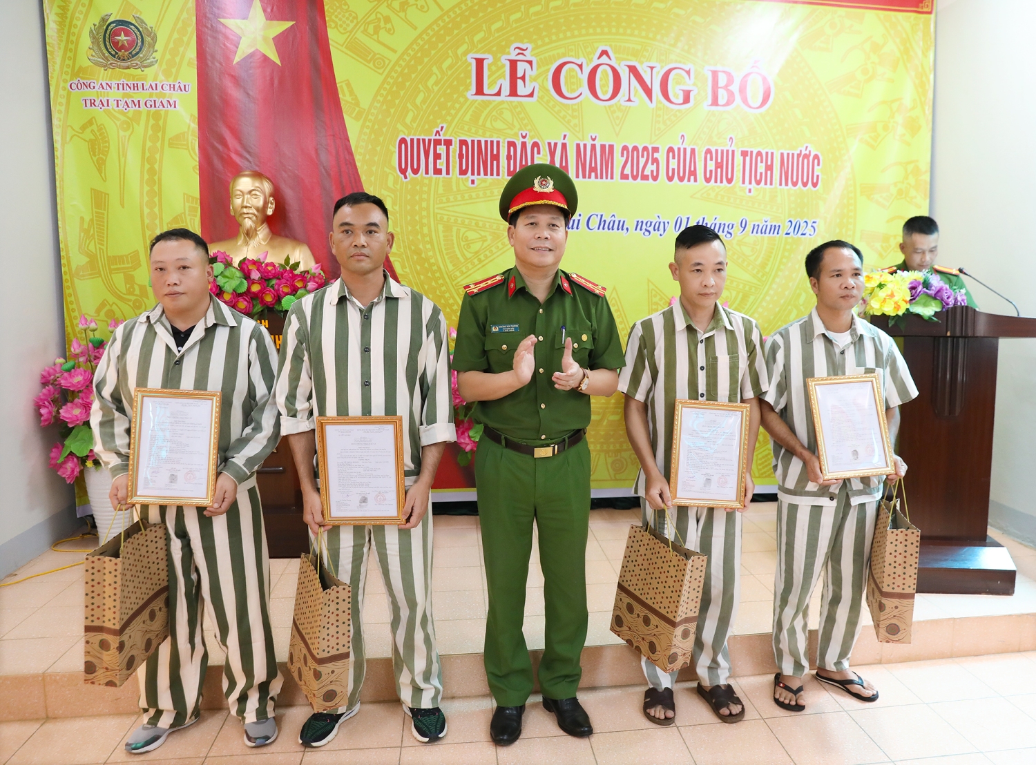 Đại tá Khoàng Văn Thương Phó Giám đốc Công an tỉnh trao quyết định cho các phạm nhân được đặc xá