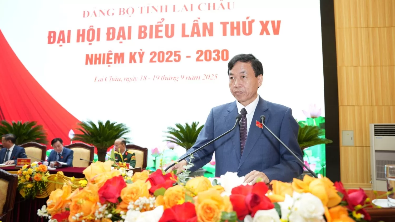 Đồng chí Lê Văn Lương Phó Bí thư Tỉnh ủy, Chủ tịch UBND tỉnh điều hành một số nội dung tại Đại hội
