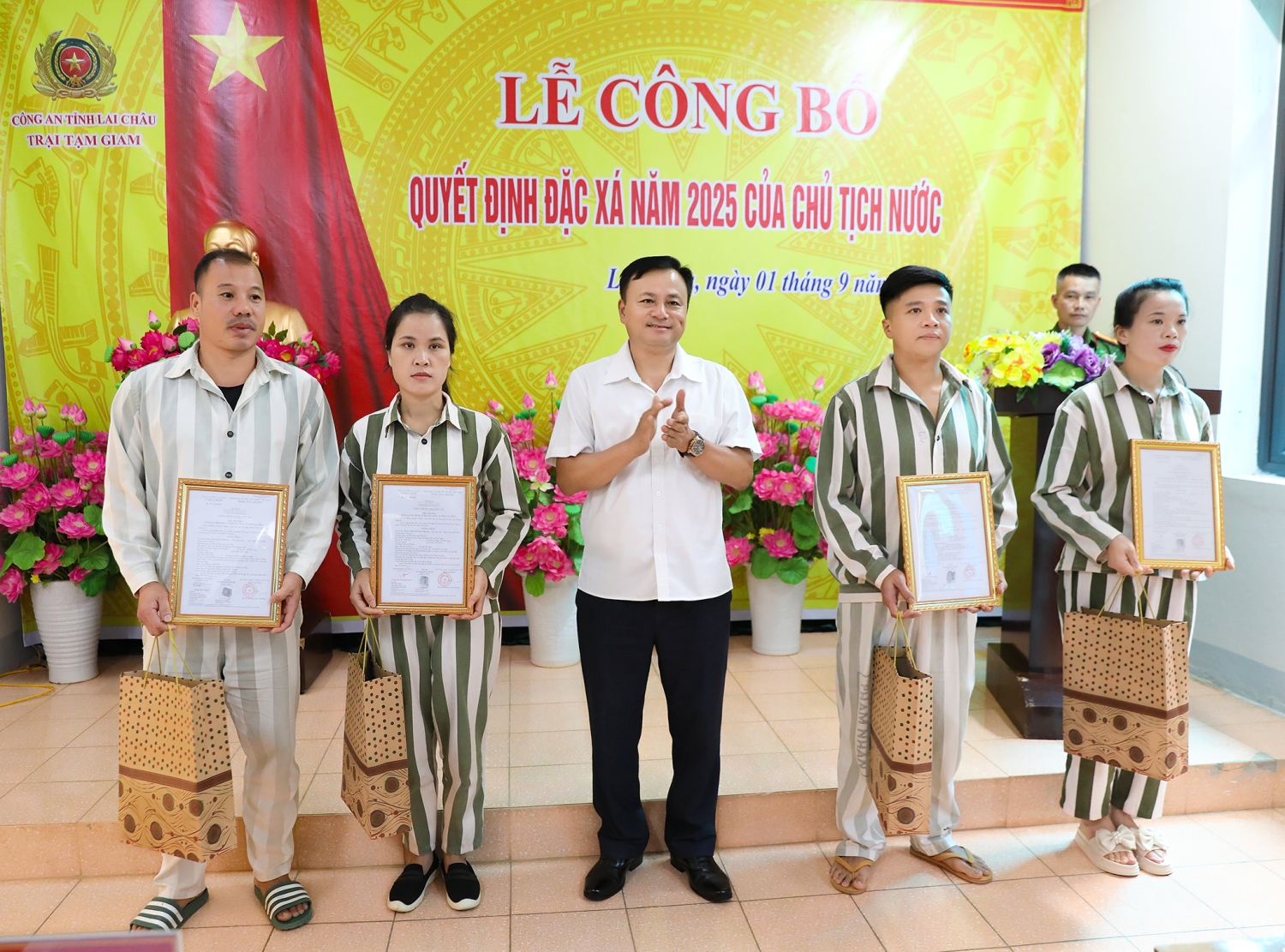 Lãnh đạo Tòa án nhân dân tỉnh trao quyết định đặc xá cho phạm nhân