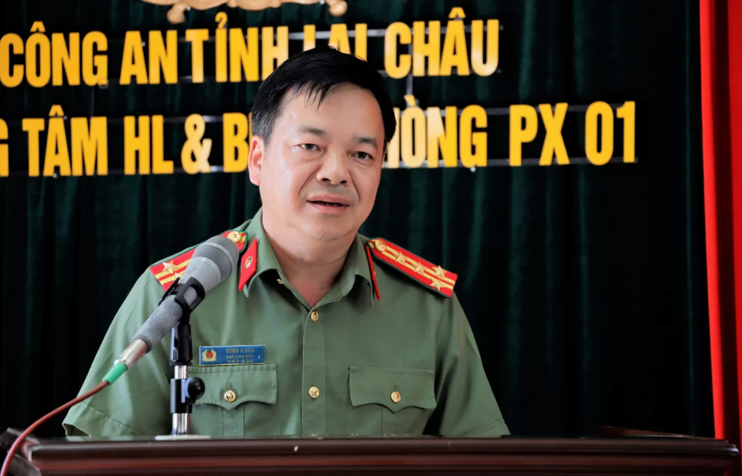 Đại tá Sùng A Súa - Phó Bí thư Đảng ủy, Phó Giám đốc Công an tỉnh phát biểu chỉ đạo tại Lễ Khai giảng.