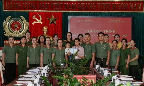 Nhận đỡ đầu con trai Thiếu tá Hà Văn Minh hy sinh khi làm nhiệm vụ