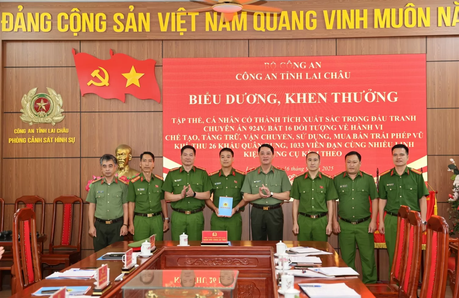 Thiếu tướng NGuyễn Viết Giang - Giám đốc Công an tỉnh biểu dương các tập thể, cá nhân trong Chuyên án