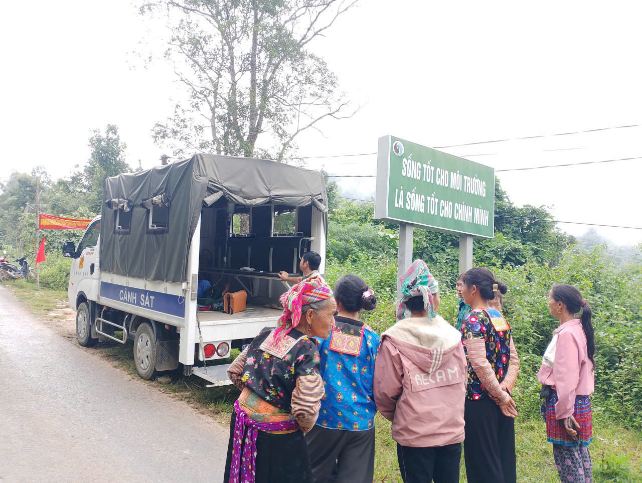 Công an xã Mường Mô hỗ trợ người dân đi cấp cứu
