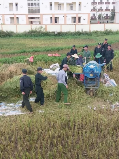 CBCS phòng Cảnh sát cơ động tham gia giúp dân gặt lúa