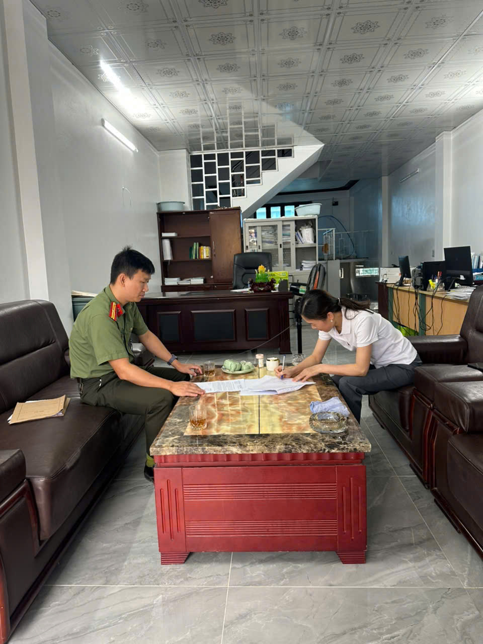 Ảnh: Cán bộ phòng An ninh kinh tế hướng dẫn công ty cao su Lai Châu thực hiện công tác đảm bảo ANTT