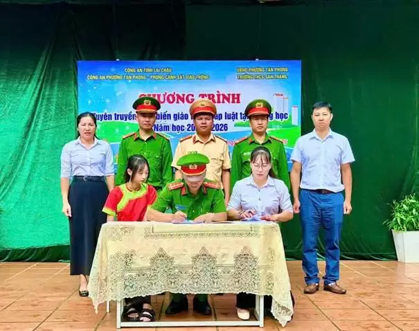 Công an phường Tân Phong tuyên truyền pháp luật, chung tay xây dựng môi trường học đường an toàn