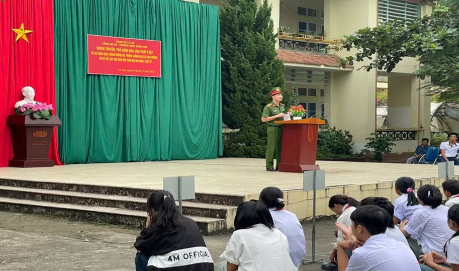 Gần 300 cán bộ, giáo viên và học sinh trường THCS xã Lê Lợi dự buổi tuyên truyền pháp luật