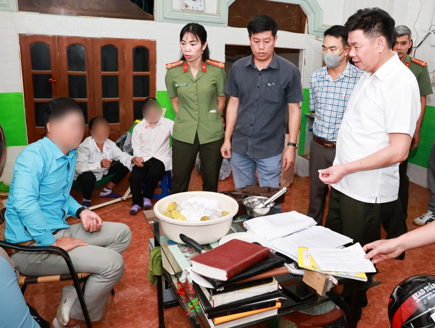 Đại tá Tao Văn Trường - Phó Giám đốc Công an tỉnh trực tiếp có mặt tại hiện trường, chỉ đạo lực lượng Công an khẩn trương thu thập tài liệu, chứng cứ, phục vụ công tác điều tra