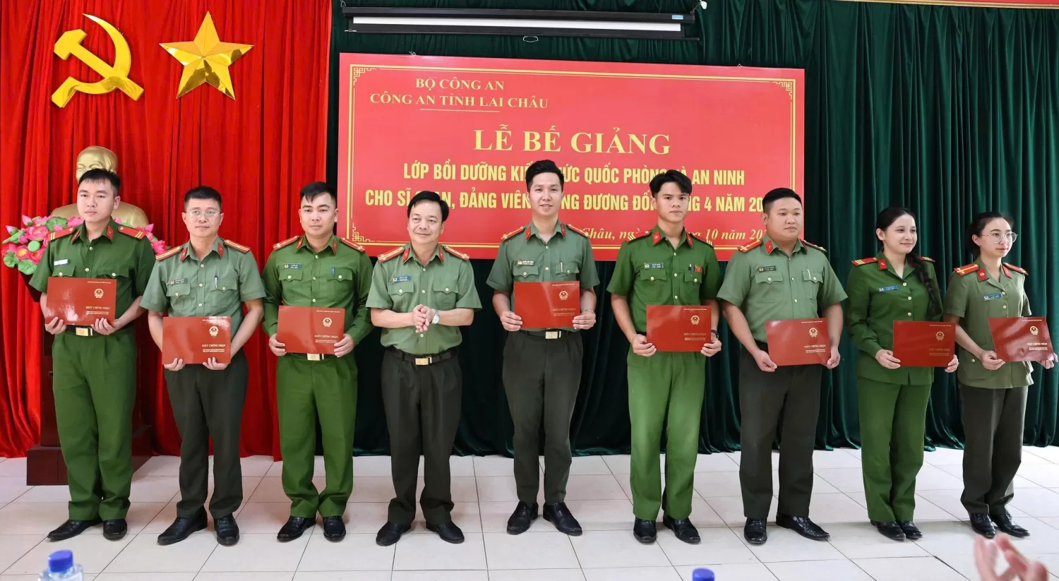 Đại tá Sùng A Súa - Phó Giám đốc Công an tỉnh trao giấy chứng nhận cho các học viên hoàn thành lớp bồi dưỡng