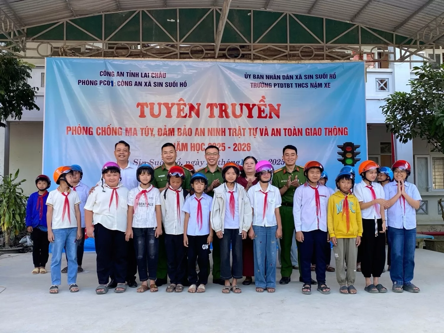 Văn phòng CQCSĐT tổ chức tuyên truyền tại Trường Phổ thông Dân tộc Bán trú Nậm Xe, xã Sin Suối Hồ.