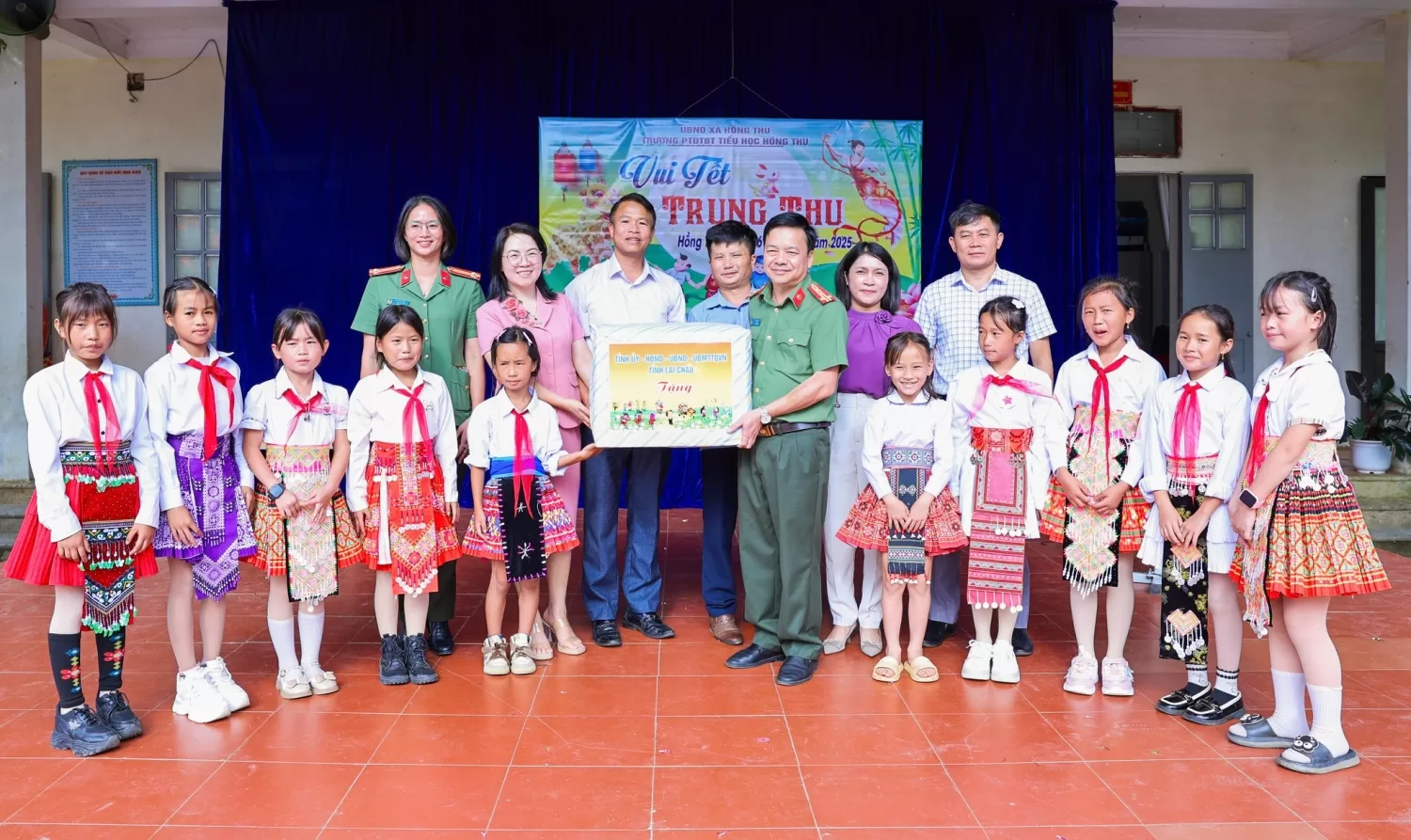 Đại tá Sùng A Súa – Phó Bí thư Đảng ủy, Phó Giám đốc Công an tỉnh trao quà của Tỉnh ủy, HĐND, UBND, Ủy ban MTTQ Việt Nam tỉnh tặng các em học sinh nhân dịp Tết Trung thu.