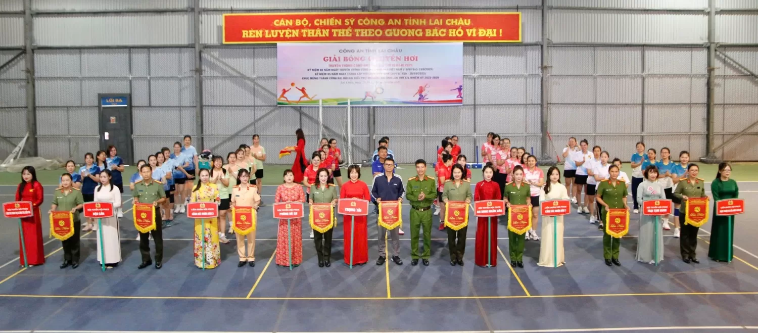Đại tá Lê Anh Hưng - Phó Giám đốc Công an tỉnh trao cờ lưu niệm cho các đội bóng