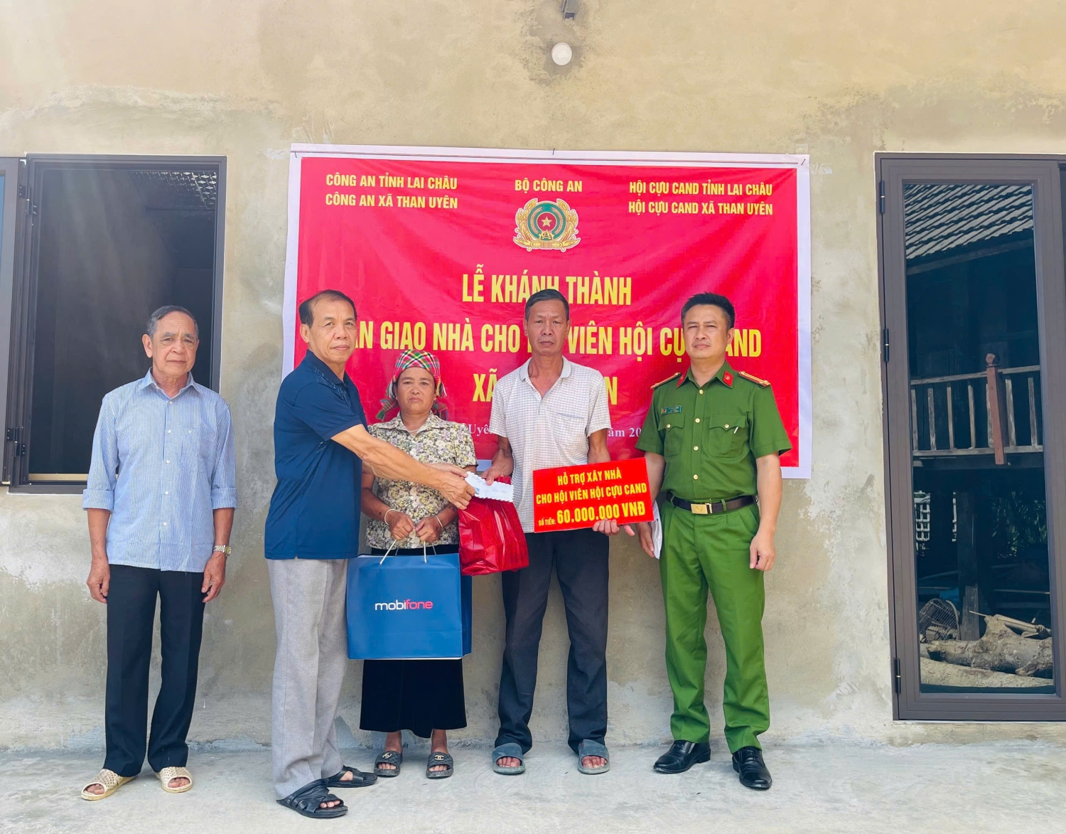 Công an xã Than Uyên trao kinh phí hỗ trợ xoá nhà tạm và bàn giao nhà cho hội viên Hội Cựu Công an nhân dân