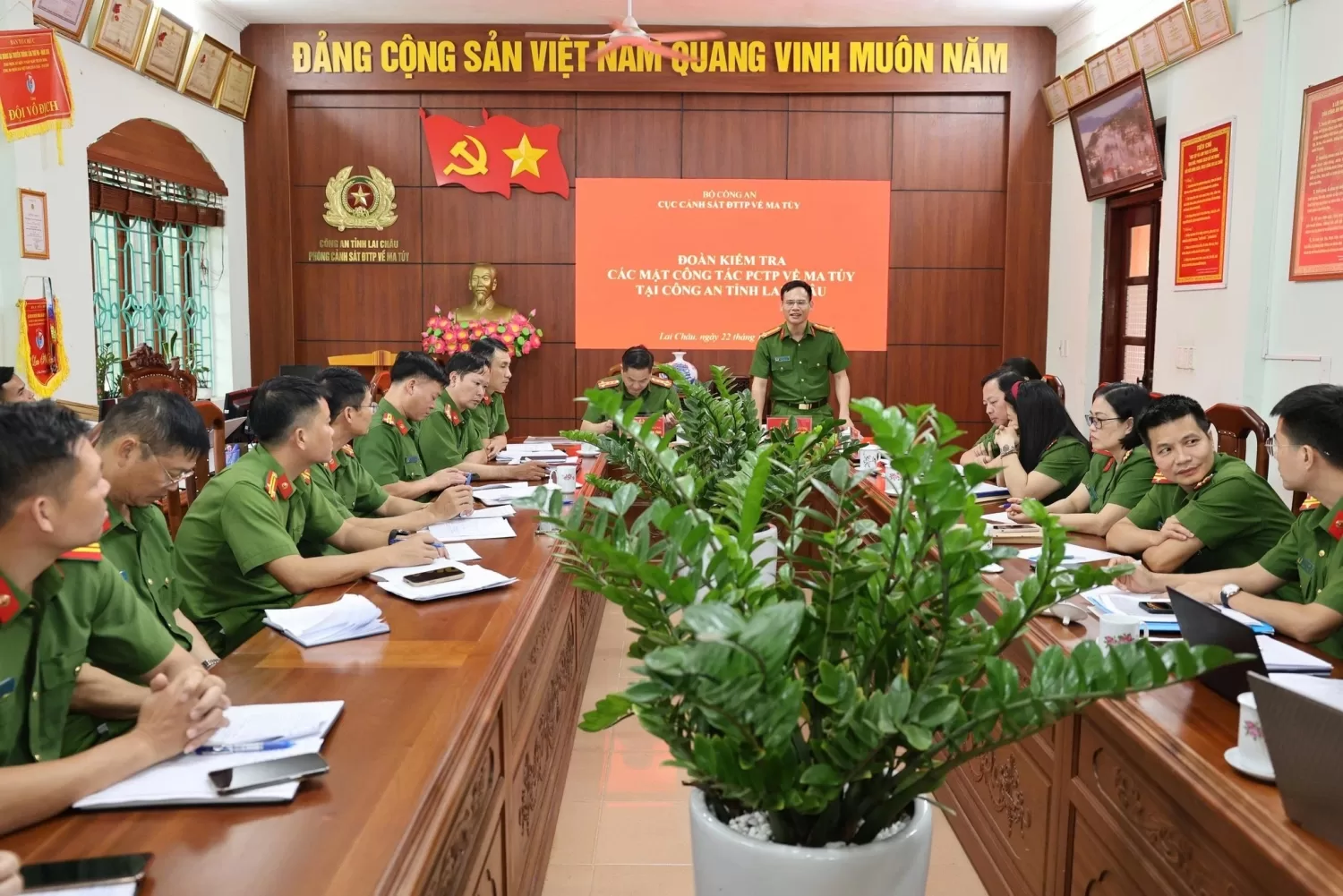 Đại tá Nguyễn Văn Cường – Phó Cục trưởng Cục Cảnh sát điều tra tội phạm về ma túy phát biểu tại buổi họp