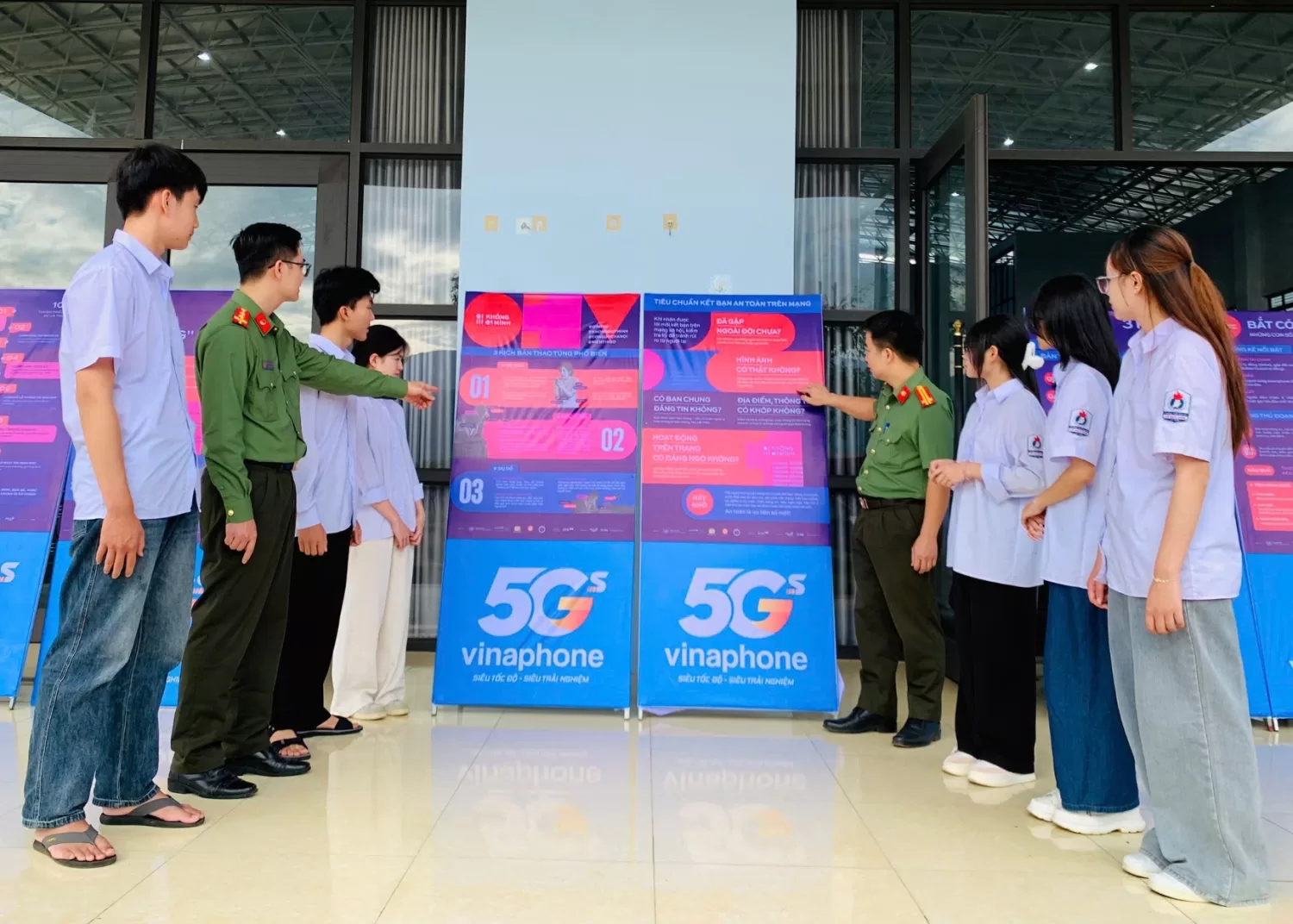Công an tỉnh tuyên truyền, hướng dẫn học sinh nhận biết các dấu hiệu “bắt cóc trực tuyến” và kỹ năng an toàn trên không gian mạng.
