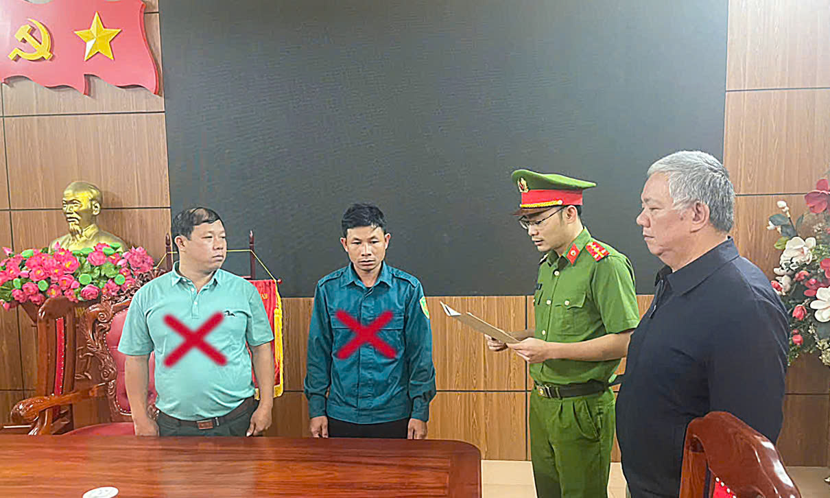 Cơ quan điều tra thi hành lệnh bắt đối với Lò Văn Dưỡng và Sùng A Chá.