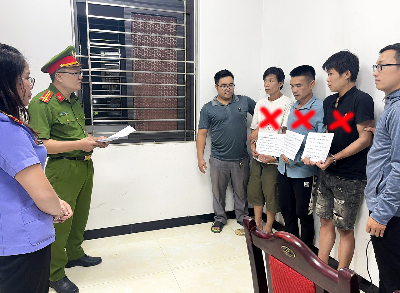Lực lượng chức năng thi hành Lệnh bắt bị can để tạm giam đối với 3 đối tượng thuộc diện quản lý sau cai nghiện gồm Tống Văn Đồng, Điêu Văn Sơn, Mào Văn Vinh